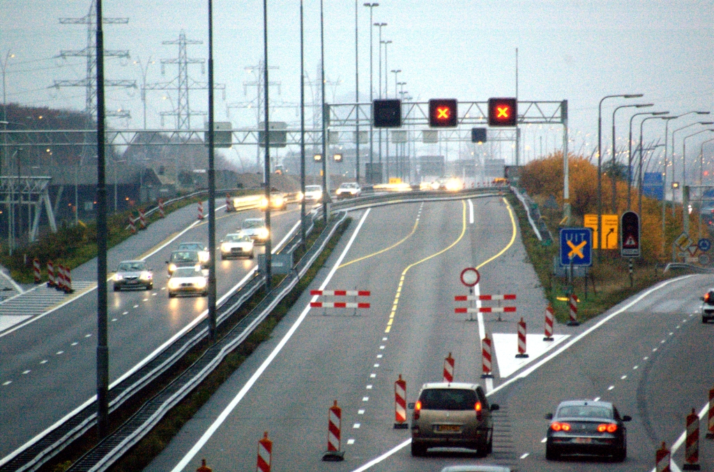 20091101-165451.bmp - Het verkeer in de andere richting mag wel op de A67 blijven, maar is omgezet naar de andere rijbaan in het knooppunt. Het groot onderhoud van de viaducten zal dus aanvangen in de zuidelijke rijbaan. Naar verluidt worden de viaducten opgevijzeld ter inspectie en de voegovergangen vervangen.