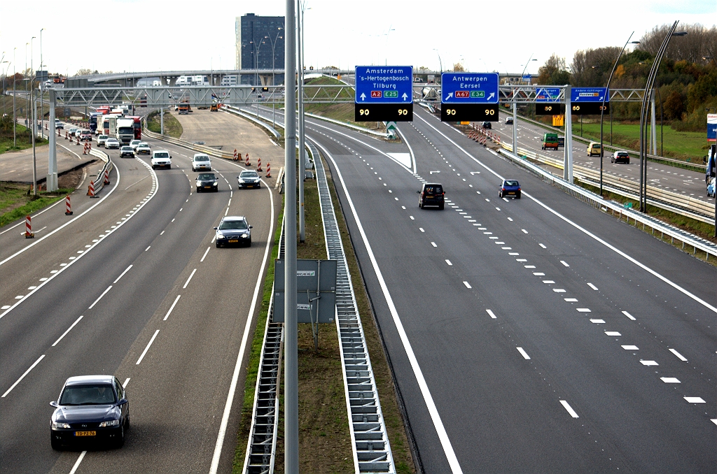 20091102-152553.bmp - Hoofdrijbaan zuid-noord, een dag na openstelling. Geen versmallingen en ook de afdekking van de rechtdoorpijl is weer verwijderd.