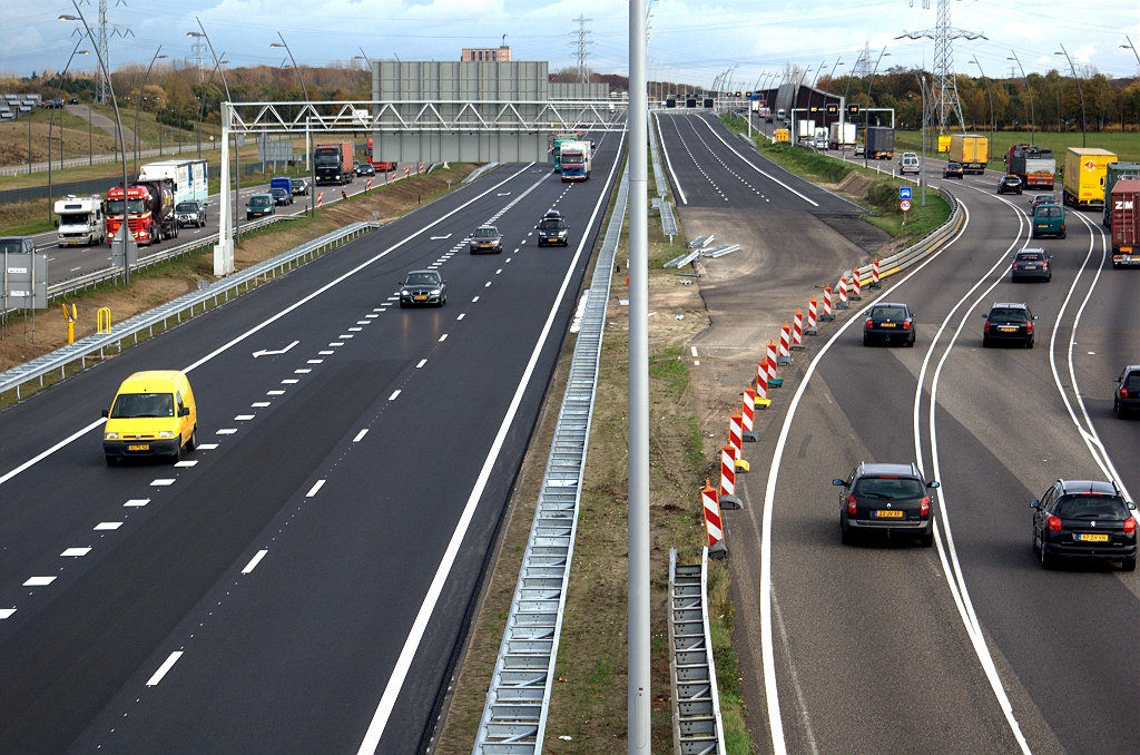 20091102-152754.bmp - Hoofdrijbaan in verkeer op de dag na openstelling. Op de parallelrijbaan lijkt het nog een stuk drukker, vooral met vrachtverkeer. Het meeste daarvan zal dus komen aanrijden over de rotonde Leenderheide vanuit de richting Venlo.