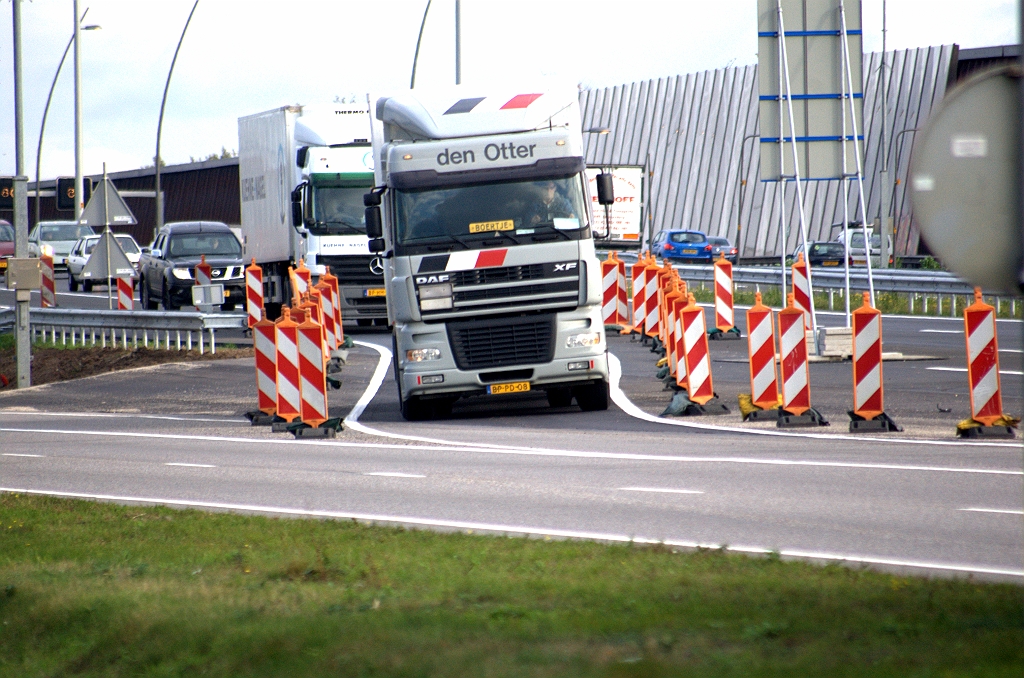 20091102-154241.bmp - Aardige verkeerd-om verkanting in het doorsteekje, mede veroorzaakt door de situering van de GODO, deels op de afdaling van de hoofdrijbaan vanaf KW 28. De parallelrijbaan, met zijn steilere hellingen, is op dat punt al tot maaiveldhoogte afgedaald.