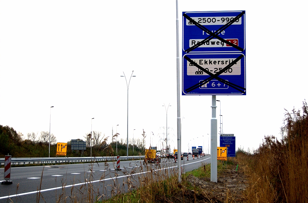 20091107-162532.bmp - Uitvoegstrook gemarkeerd op de A50 vanuit de richting Nijmegen, en nieuw servicebord geplaatst. Het mastbord is een stuk kleiner dan  de bermborden die geplaatst zijn aan de andere kant van de aansluitingen, vanuit de richtingen Breda/Amsterdam .