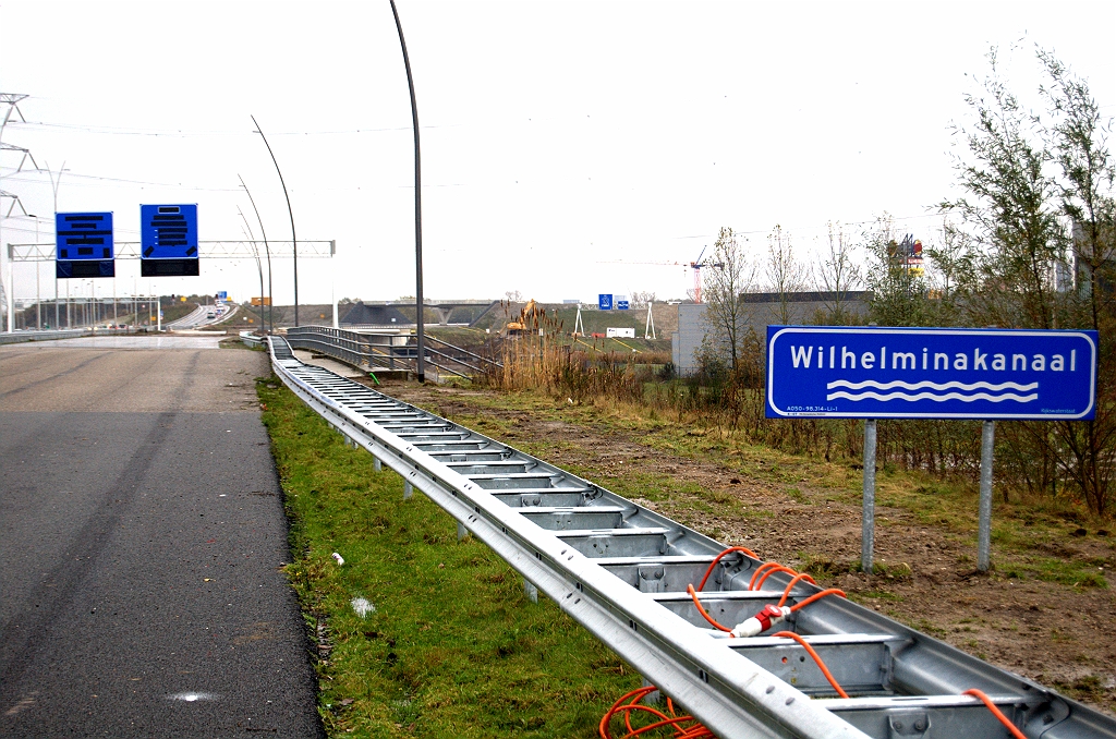 20091107-163148.bmp - Er zijn NBA borden gesignaleerd waarop watergangen op een bruine achtergrondkleur worden vermeld. Dan moet dit wel een wat ouder bordje zijn.