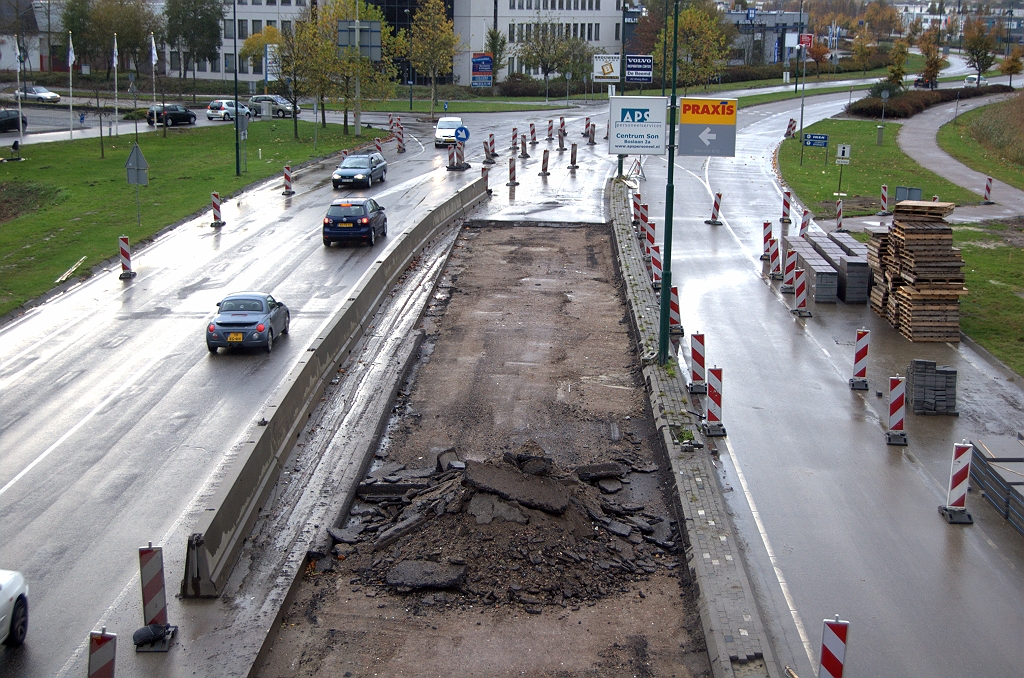 20091107-163909.bmp - Weggefreesd asfalt van de voormalige opstelstroken naar de A50 in de stamweg Ekkersrijt onder KW 41. Het 2x2 wegprofiel blijft zo te zien wel gehandhaafd.  week 200940 