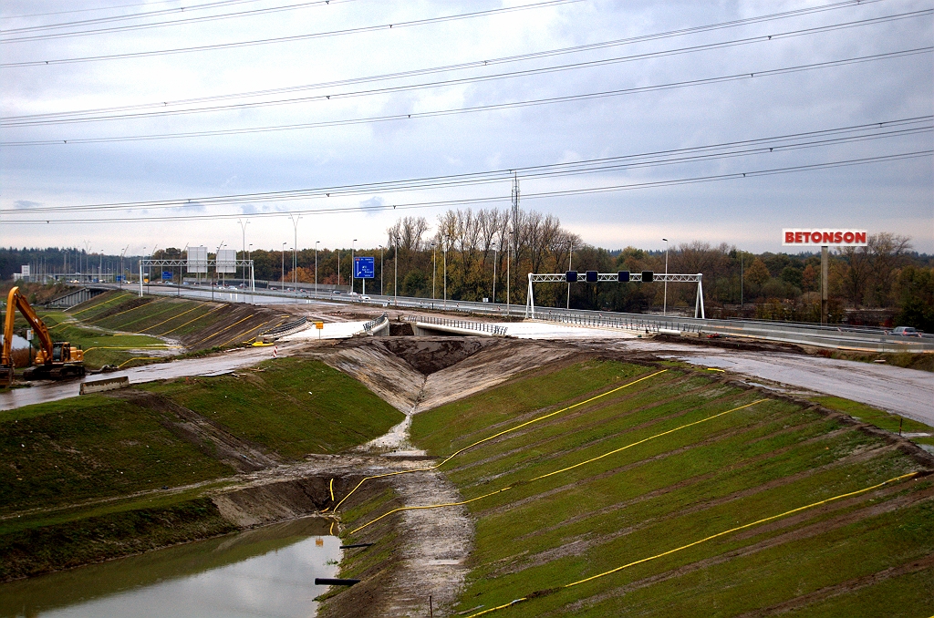 20091107-164541.bmp - KW 41 vanuit noordelijke richting. Signalering geplaatst boven de A50 rijbaan in de richting Nijmegen en de invoeger vanuit Woensel.  week 200937 