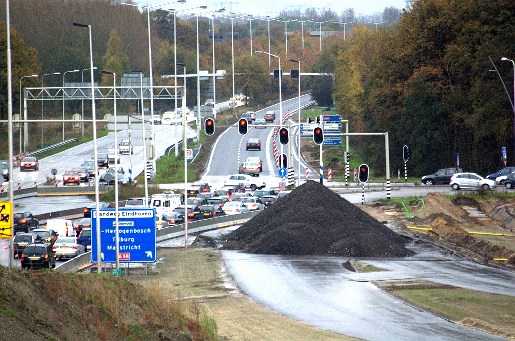 20091107-164846.bmp - De fasering waar we het over hadden zou dan uitkomen op de linker van twee nieuwe rijbanen rechtsonderin de foto. Die kan in eerste instantie gewoon bij de verkeerslichten uitkomen. Verderop op de (verlengde) Kennedylaan is signalering geplaatst...  week 200943 