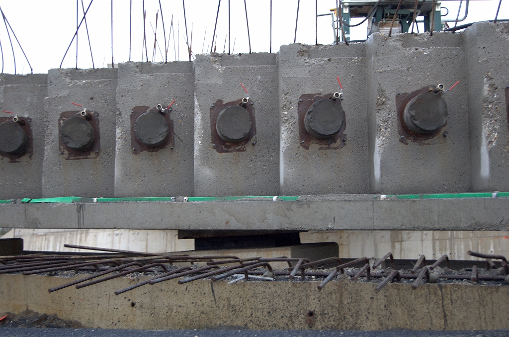 20091107-165449.bmp - Oplegging, afgezaagde en dichtgesmeerde voorspankabels en leidingen met kraantjes (voor betonkoeling tijdens het uitharden?)
