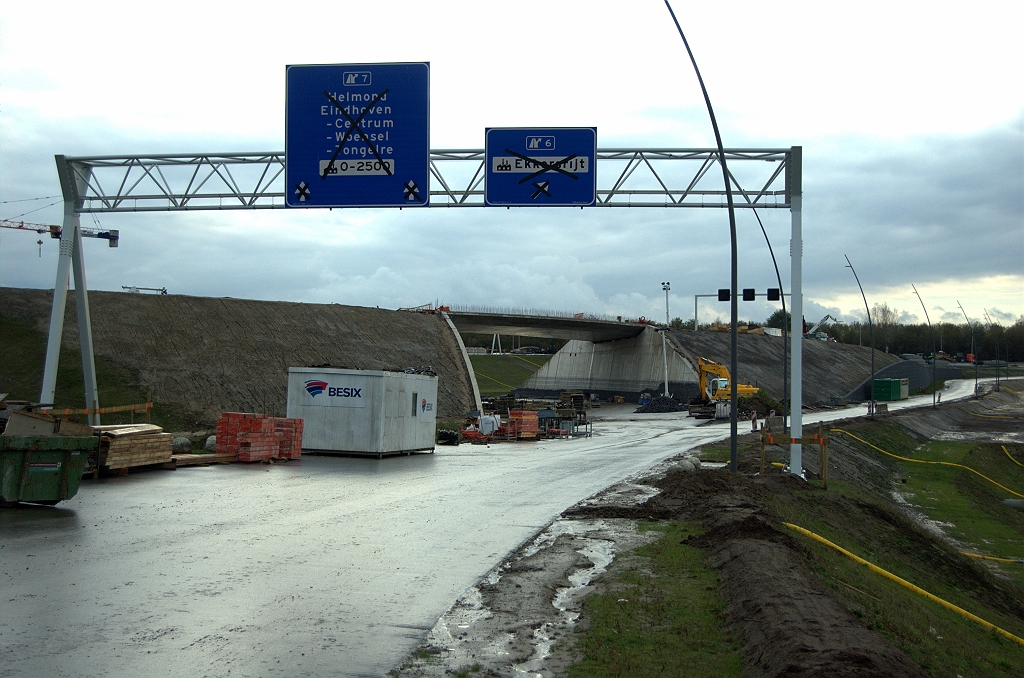 20091107-171517.bmp - Nieuwe portaalborden weer afgeplakt, zodat dit wegvak in eerste instantie niet in zijn definitieve functie in gebruik zal worden genomen. We gokken op een fasering van de A50 in zuidelijke richting, zodat het tijdelijke dijklichaam (en het uitzicht!) kan worden verwijderd.  week 200941 