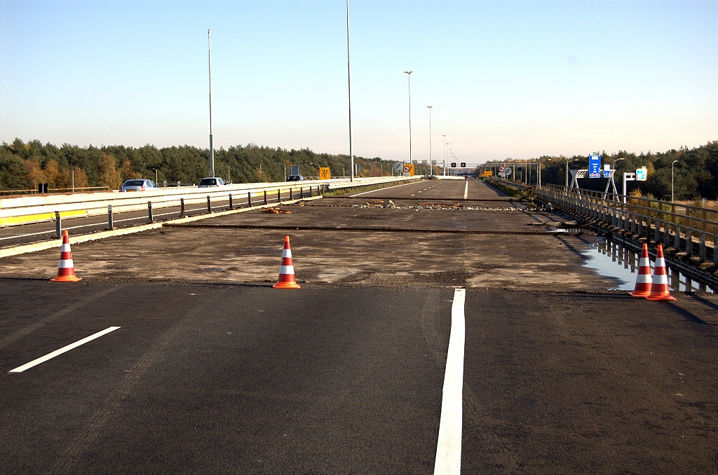 20091108-134647.bmp - Sloopwerk op het westelijk viaduct in de zuidelijke A67 rijbaan. Asfalt en geleiderails verwijderd, en ook wat betonpuin zichtbaar. We onderscheiden vier voegen in het wegdek, met twee verschillende verschijningsvormen.