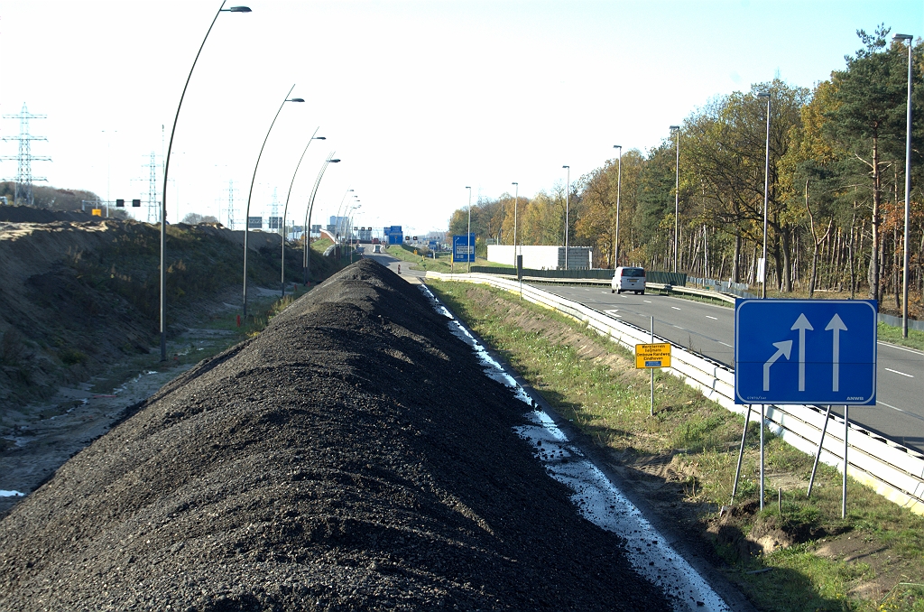 20091108-140512.bmp - Situatie begin parallelrijbaan bij de rotonde Leenderheide. Onder de bergen afschraapsel ligt de definitieve parallelrijbaan gereed. De fasering rechts wordt dus weer verwijderd.