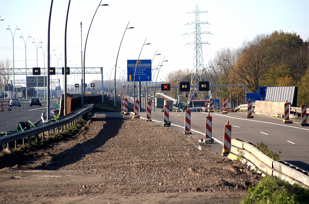 20091108-141435.bmp - De versmalling van de parallelrijbaan kwam min of meer automatisch met het verwijderen van het oversteekje van A67 naar parallelrijbaan. Maar de gelegenheid is ook aangegrepen om de voorheen naar de afrit Waalre afvallende rijstrook 4 te verwijderen en van de afrit een "echte" uitvoegstrook te maken.