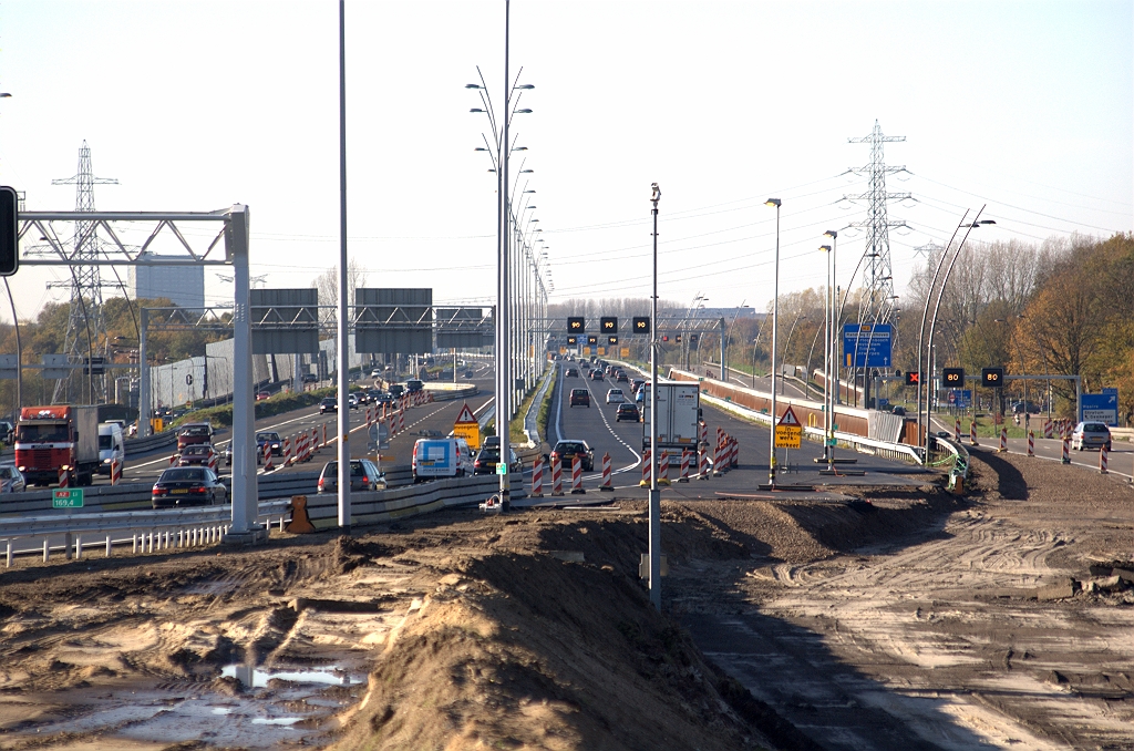 20091108-142018.bmp - De "zuidas" met de noordelijke A2 hoofdrijbaan een weekje in verkeer. Rechts daarnaast de versmalde parallelrijbaan met afgekruisde rijstrook.  week 200942 