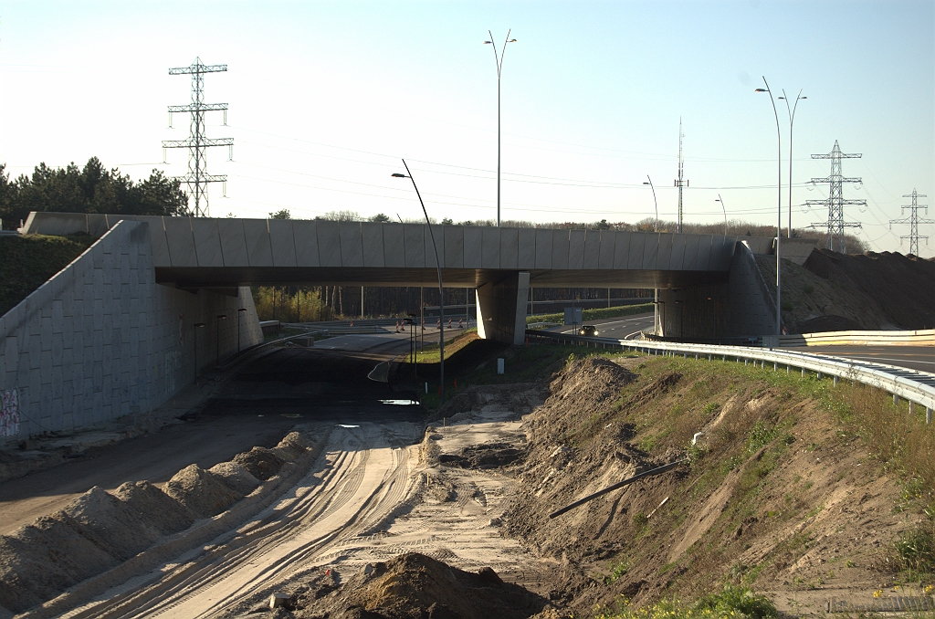 20091108-142947.bmp - KW 33 met rechts de A67 die er verhoogd onderdoorgaat om steile hellingen te vermijden. De parallelrijbaan heeft dan ook een aardige over-doorrijhoogte.