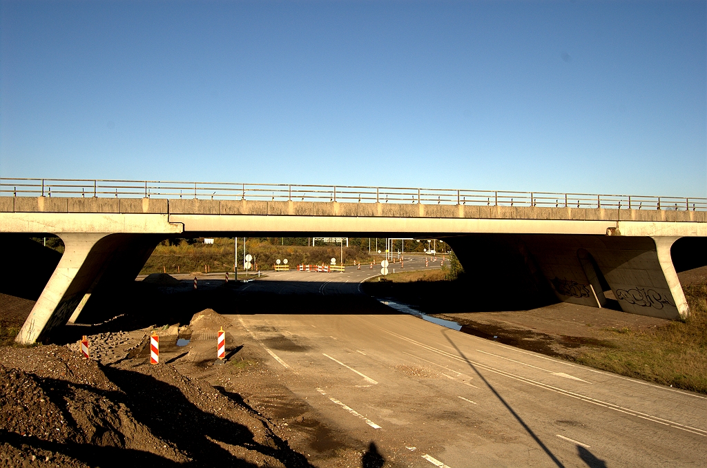 20091108-143234.bmp - In het zijaanzicht is duidelijk dat de "echte" voegovergangen zich bevinden waar die rare knikken in het beton zitten.