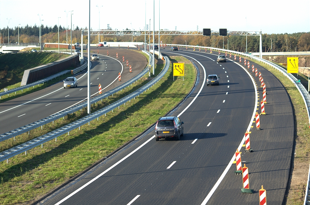 20091108-145336.bmp - Noordoostelijke A2 rijbaan tussen KW 34 en KW 33. Na een week verkeer is het zand voor de initiele stroefheid nog niet ingereden.  week 200944 