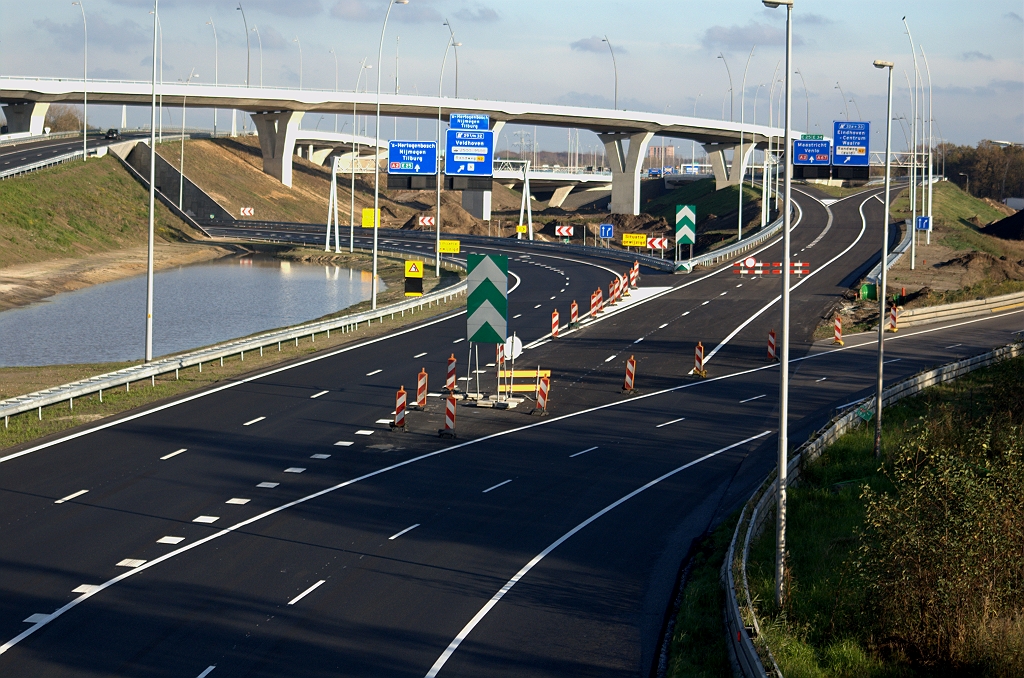 20091108-153252.bmp - Dankzij de openstelling van de hoofdrijbaan in noordelijke richting, een week geleden, is het nu ook mogelijk vanuit de richting Antwerpen direct naar kp. Batadorp te rijden zonder last te hebben van invoegend verkeer van de vier aansluitingen op de westtangent. De ruiter op het portaalbord naar de parallelbaan is echter nog blijven zitten, zodat de bestemmingen 's Hertogenbosch, Nijmegen en Tilburg dubbel zijn bewegwijzerd. Op het rechter portaal moet nog wat worden aangepast voor de openstelling van de hoofdrijbaan tussen kp. de Hogt en kp. Leenderheide op 16 november, omdat Maastricht tijdelijk niet bereikbaar is via de hoofdrijbaan.  week 200938 