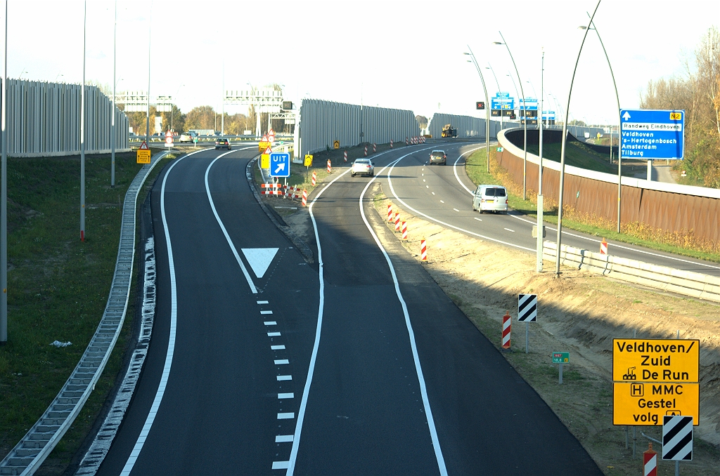 20091108-155024.bmp - Splitsing verbindingsweg Antwerpen-Amsterdam in hoofd- en parallelrijbaanrichting. Aan het puntstukje en blokmarkering te zien ligt de uitvoeger naar de parallelrijbaan nog niet op zijn definitieve plek. Splitsing aangegeven met UIT bord (in niet-NBA uitvoering) dat logisch lijkt. Men verlaat immers de autosnelweg.