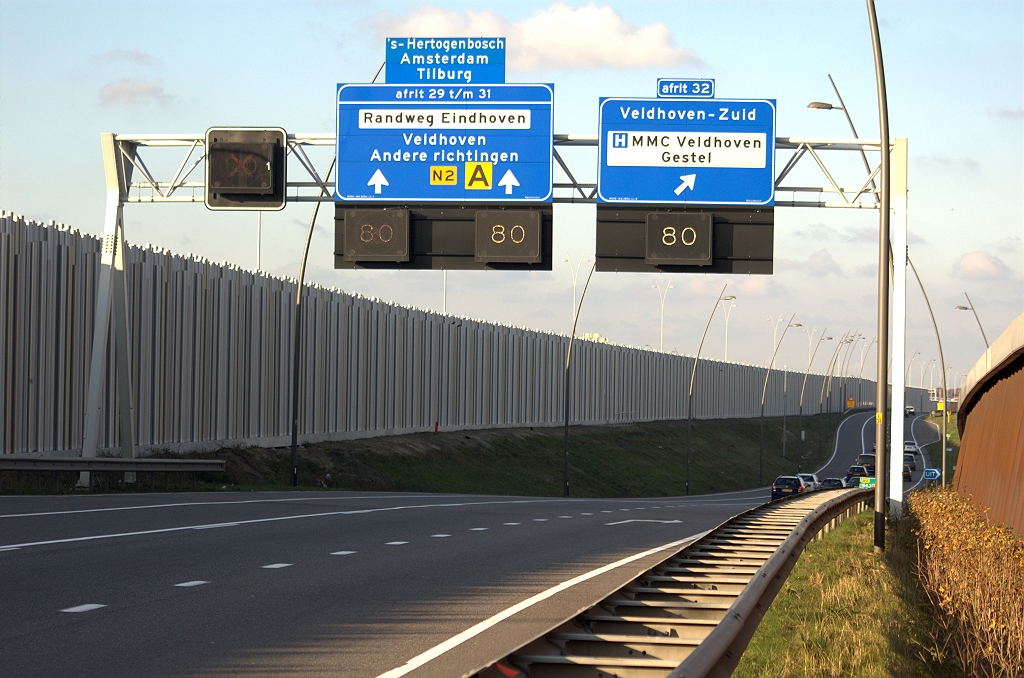 20091108-160241.bmp - Versmalling van de parallelrijbaan van drie naar twee rijstroken is hier uitgevoerd als het afvallen van rijstrook 3 naar de afrit Veldhoven-zuid, conform de eindsituatie. Een drive-by foto zou hier veel duidelijkheid verschaffen.  week 200905 