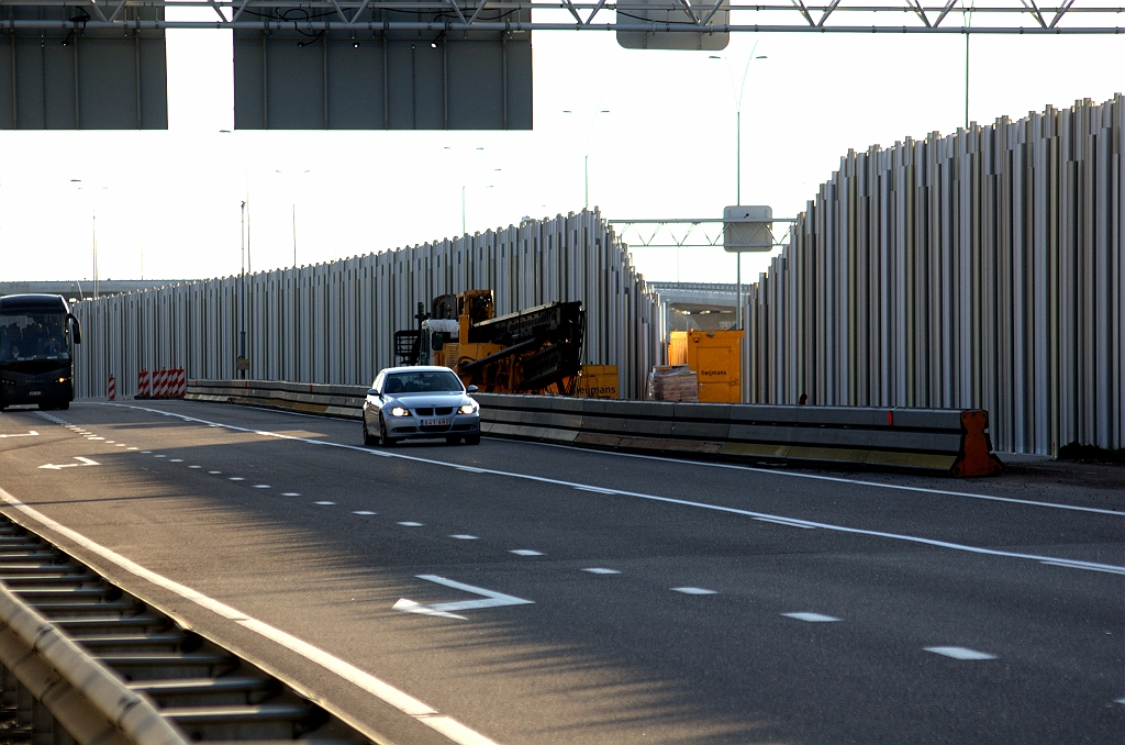 20091108-160257.bmp - De vrijkomende werkruimte is direct benut voor de aanleg van het sandwich buizenscherm bij de CADO tussen kp. de Hogt en de aansluiting Veldhoven-zuid.