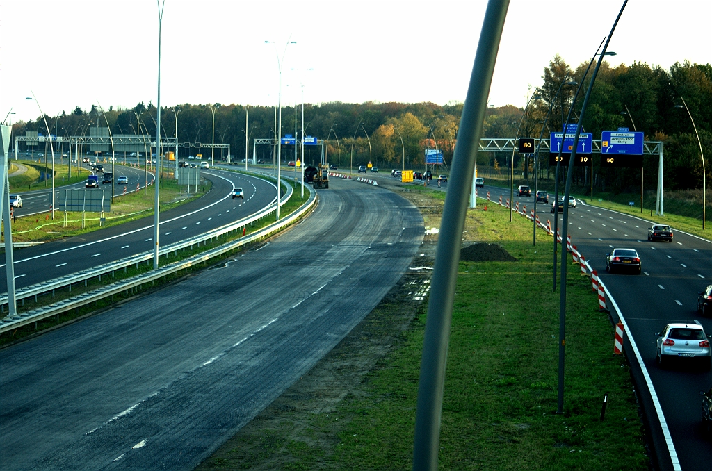 20091108-165404.bmp - Drie van de vier rijbanen ten zuiden van de aansluiting Airport in definitieve verschijning, en in verkeer. ZOAB nog aan te brengen op de westelijke hoofdrijbaan, 5 weken voor openstelling.  week 200942 