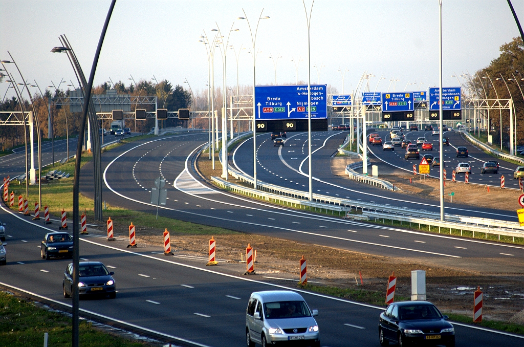 20091108-165834.bmp - Markering aangepast naar de definitieve situatie op de hoofdrijbaan in zuidelijke richting, tweede van links op de foto van het wegvak aansluiting Airport-KW 8 (Oirschotsedijk). Men heeft er dus voor gekozen om de enkelstrooks verbindingsweg Breda-Maastricht hoofdrijbaan te laten overgaan in rijstrook 3 van de hoofdrijbaan, en vervolgens rijstrook 1 te laten doodlopen in een verdrijvingsvak. Gelukkig kan dit met de aanwezige ruimtereservering later eenvoudig worden omgezet naar drie doorgaande rijstroken.  week 200942 