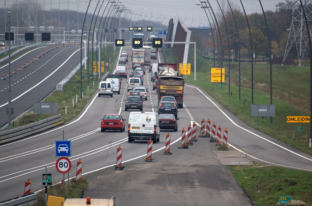 20091111-164541.bmp - Aan weerszijden van de parallelrijbaan zijn borden geplaatst in standby (omgedraaide) positie.  week 200943 