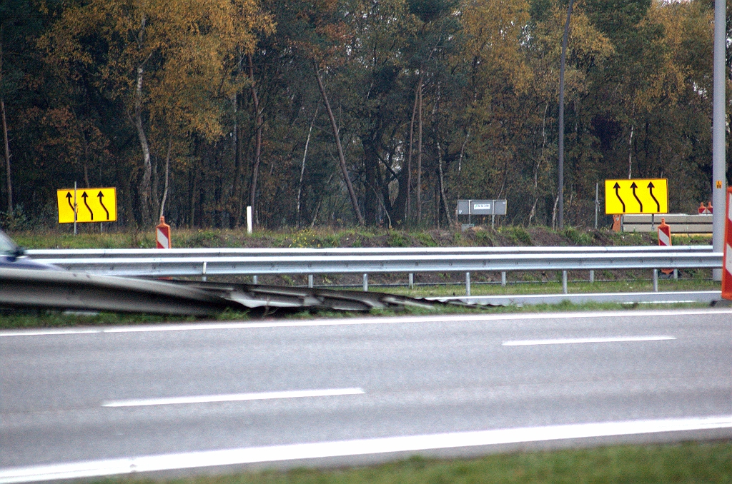 20091111-165619.bmp - Het zijn slingerborden. Een slinger naar de hoofdrijbaan zal dat uiteraard niet zijn. Kennelijk krijgen we een slinger op de parallelrijbaan zelf. Mogelijk heeft dat wat te maken met de overgang van twee rijstroken op het nieuwe parallelbaantrace onder KW 27 naar het bestaande trace met drie rijstroken in de richting kp. Leenderheide.