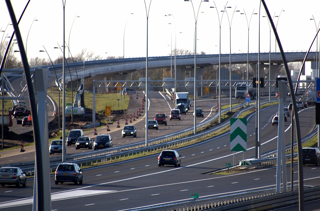 20091114-153034.bmp - Nog geen ZOAB op dat stukje, zo te zien. Gedurende twee dagen hebben we nu tijdelijk de definitieve verkeerssituatie op dit punt: twee rijstroken vanaf KW 22A en de verbindingsweg Antwerpen-Maastricht die er als rijstrook 3 bijkomt.  