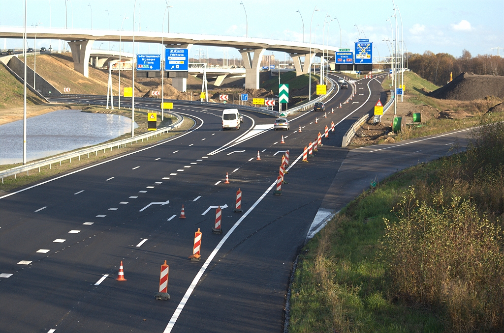 20091114-155218.bmp - Zaterdag 14 november 2009: de in 2006 aangelegde A67 bypass is uit verkeer en rijp voor de sloop. Verkeer vanuit de richting Antwerpen wordt via KW 26 naar de hoofdrijbaan in de richting Maastricht geleid, als tussenstap naar de definitieve situatie met keuze tussen hoofd- en parallelrijbaan die maandagochtend ingaat.  week 200945 