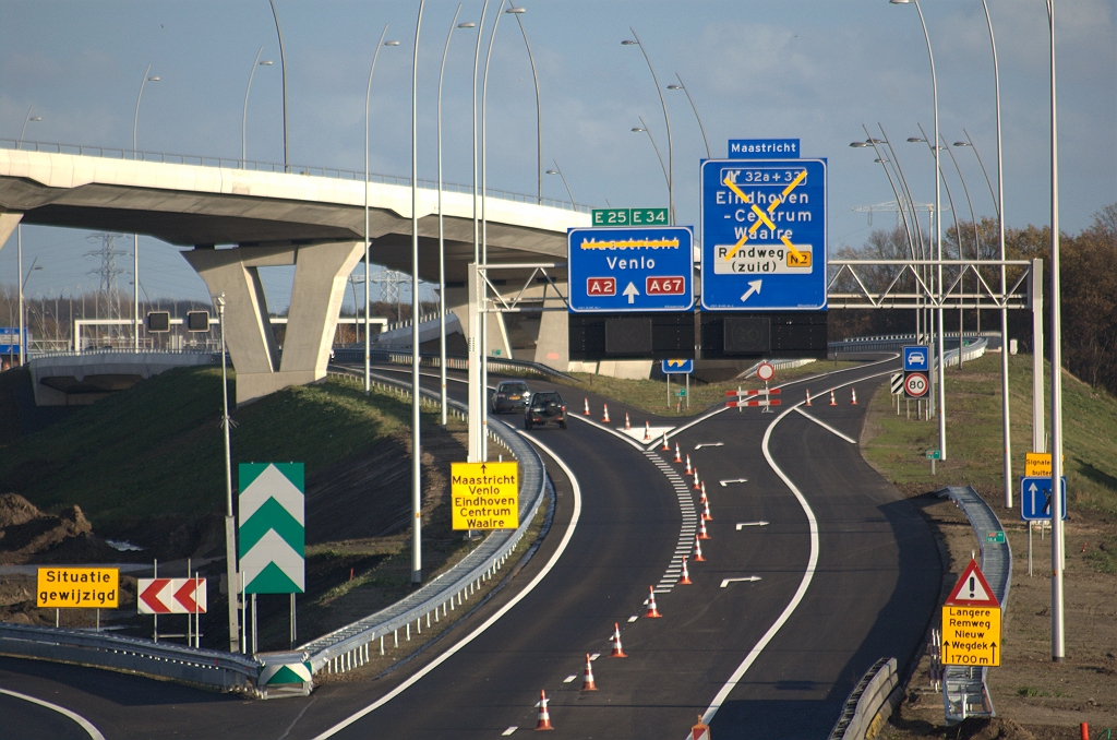 20091114-155313.bmp - Bewegwijzering al voorbereid op de fasering per 16 november met het doorstrepen van het doel Maastricht via de hoofdrijbaan en het bijruiteren ervan op het bord richting parallelrijbaan. Voor de "tussenfasering" is een geel bord in de linkerberm geplaatst met een houdbaarheid van twee dagen.  week 200936 