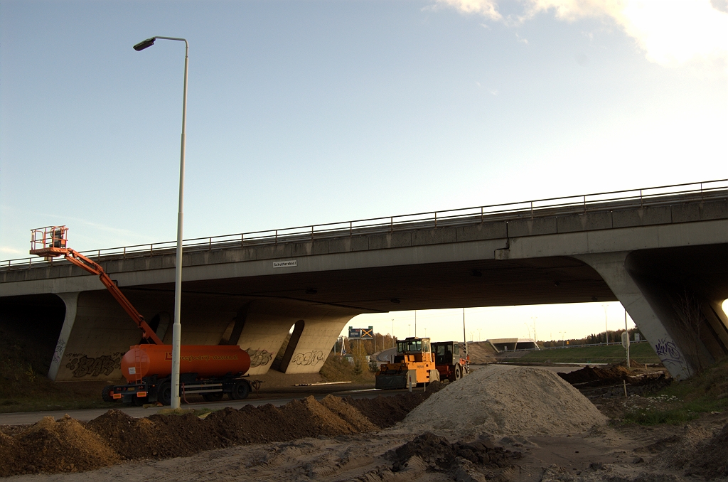 20091114-164201.bmp - Aan de andere (inrij-) zijde van het viaduct lijkt de belangrijkste klus al te zijn geklaard...