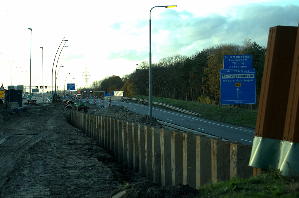 20091114-170907.bmp - Rijtje dat al werd ingetrild bij de aanleg van het parallelbaanwegvak,  anderhalf jaar geleden . Het lijkt erop dat die destijds met opzet te diep werden ingedrukt, en nu weer terug omhoog getrokken zijn.  week 200945 