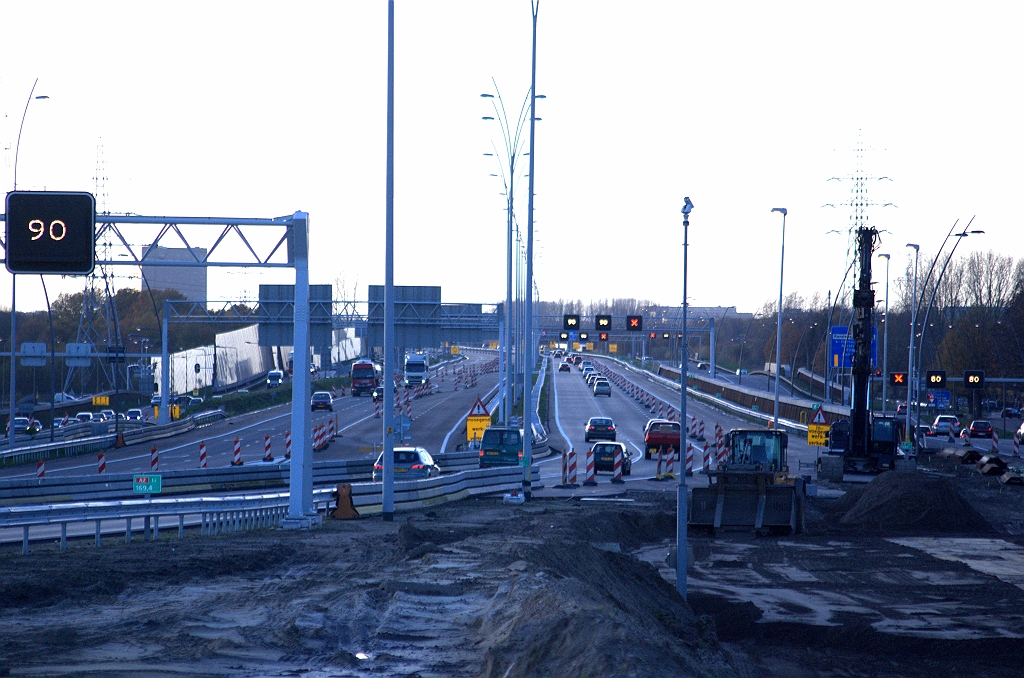 20091114-171447.bmp - Op de "zuidas" is rijstrook drie van de noordelijke hoofdrijbaan afgekruist, zodoende een uitvoegstrook realiserende bij  het oversteekje naar de parallelrijbaan bij de high tech campus . Wellicht om onverhoedse rijstrookwisselingen te voorkomen.  week 200945 