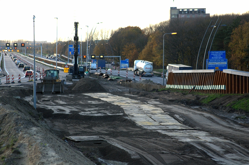 20091114-171506.bmp - Leender bultje in de A67 nog niet op hoogte. Ten minste, als we aannemen dat het moet stijgen tot aan de groene folie die op de damwanden is aangebracht. De damwand-intriller is terug op het strijdtoneel.  week 200945 