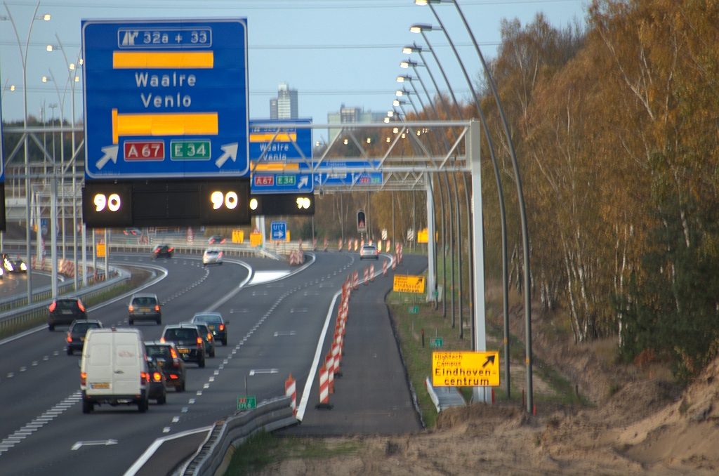 20091114-175132.bmp - Vanaf het viaduct Aalsterhut kunnen we nog net zien dat er al een begin is gemaakt met nieuwe bewegwijzering in die verbindingsweg.