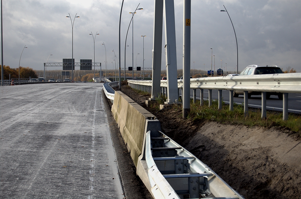 20091115-143436.bmp - Terug naar de A2 hoofdrijbaan. Geleiderail onderbroken door betonnen barrier bij een portaal over de N2 die nog aan het dalen is vanaf KW 2.