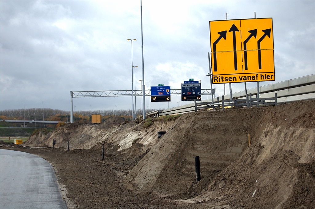 20091115-144035.bmp - Toch nog een nette grondconstructie voor een tijdelijk bord langs de te slopen oude A2/A58 rijbaan in kp. Batadorp.