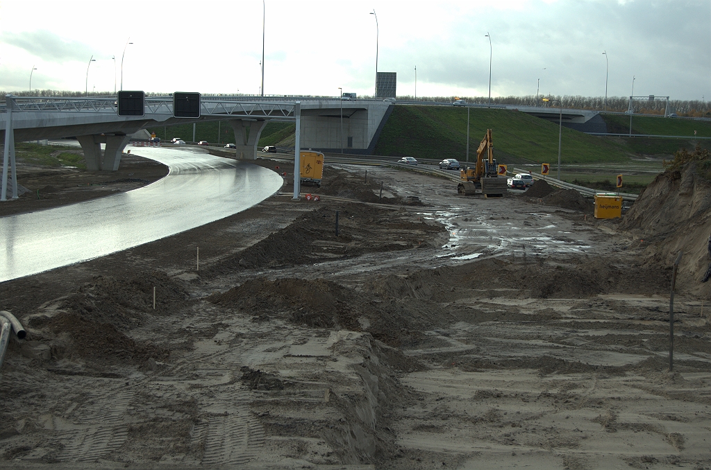 20091115-145646.bmp - Ook de eerste vormen van een cunet voor de definitieve ligging van de parallelrijbaan onder KW 4C worden zichtbaar, maar van volledige aanleg daarvan vanaf KW 3 kan pas sprake zijn als de oude A2/A58 rijbaan is verwijderd.