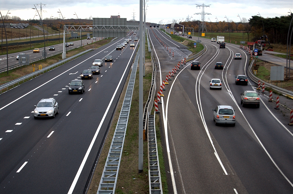 20091115-162019.bmp - Slinger tussen oude hoofdrijbaan en parallelrijbaan op de laatste dag van zijn bestaan. Er is nog wat werk gaande in de toerit vanaf de high tech campus in de richting Maastricht.