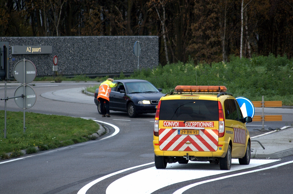 20091115-163520.bmp - De keerroute zal ongetwijfeld zijn verlegd en bewegwijzerd, maar toch is een verkeersregelaar ingezet om weggebruikers in de richting Maastricht, die dreigen te stranden in de aansluiting high tech campus, weer op het goede spoor te zetten.