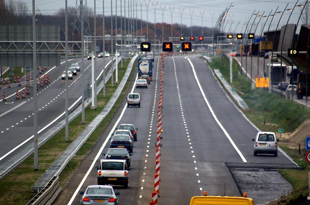 20091116-134404.bmp - Het blijft verder enkelstrooks tot aan het oversteekje vanaf de parallelrijbaan in de aansluiting Waalre.