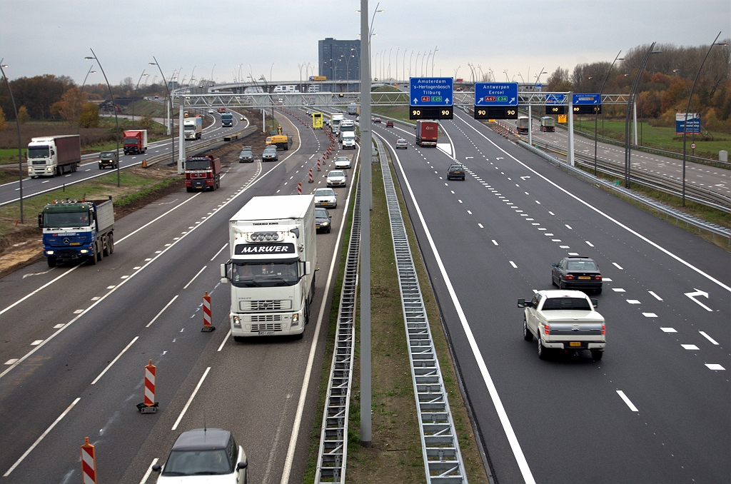 20091116-134752.bmp - Dat verkeer moet invoegen op de enkelstrooks route over de hoofdrijbaan...