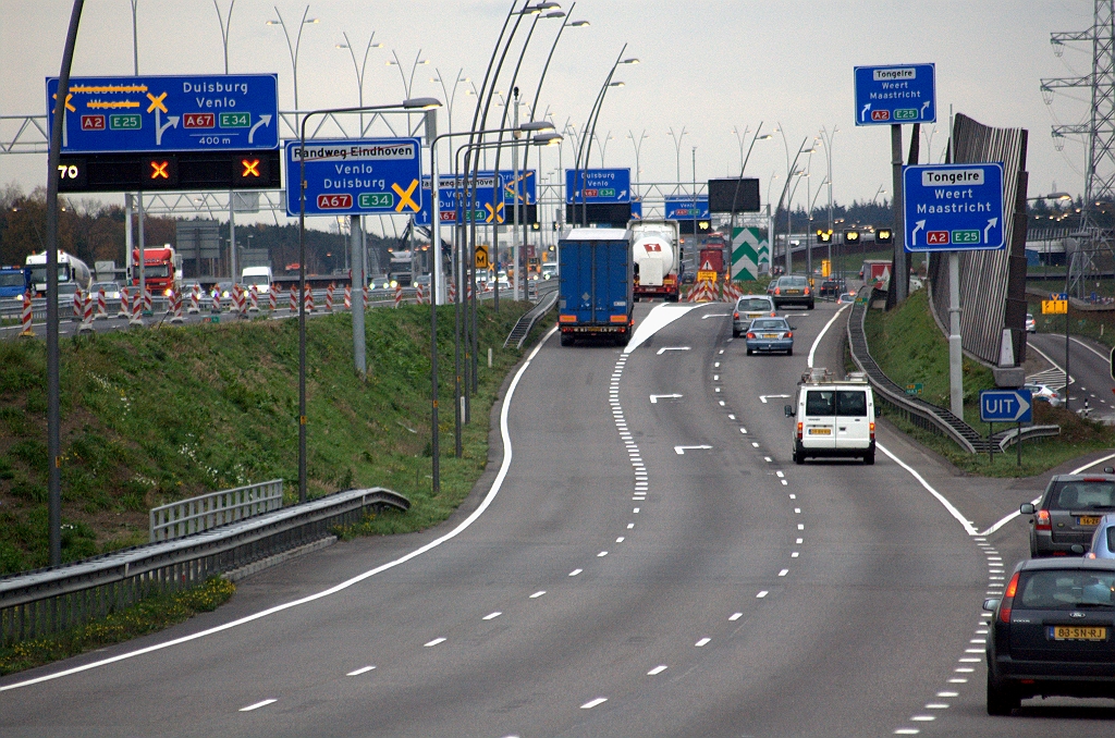 20091116-164029.bmp - In de avondspits genomen foto van de nieuwe situatie in de aansluiting Waalre. Voorheen was het hier dagelijks stapvoets rijden voor het verkeer in de richting Maastricht. Dat probleem lijkt nu te zijn opgelost met de verdubbelde uitvoegstroken.