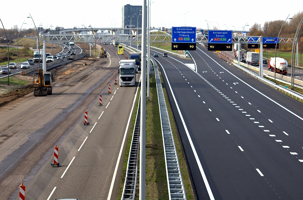 20091119-133358.bmp - De vernieuwing van de oude hoofdrijbaan in kp. de Hogt oost is begonnen terwijl hij nog met 1 rijstrook in verkeer is.  week 200946 