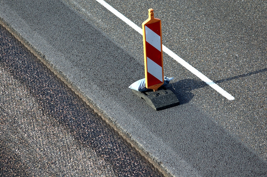 20091119-133537.bmp - Van de vacante rijstroken is wat afgeschraapt. De werkwijze lijkt duidelijk: als er een nieuwe laag asfalt is aangebracht kan het verkeer er naar worden omgezet en de andere helft onder handen genomen. ZOAB deklagen worden het liefst rijbaanbreed in 1 arbeidsgang aangelegd. Als het zover is verwachten we een (weekend-)afsluiting, zodat al het verkeer tijdelijk over de tweestrooks parallelrijbaan moet rijden.