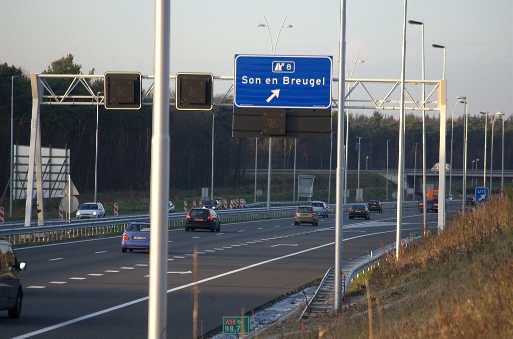 20091121-165338.bmp - Nieuwe uitsmijter bevindt zich inderdaad niet ver van het puntstuk. Enkel portaalbordenspecialisten zijn hier bezig geweest, zodat ook het UIT bord in klassieke stijl is blijven staan. Men kan zich afvragen of de matrixborden in de aansluiting Son en Breugel een voorteken zijn voor verdere  vervuiling  beveiliging van de A50 Eindhoven-Oss, mogelijk gecombineerd met doorgaande verlichting.