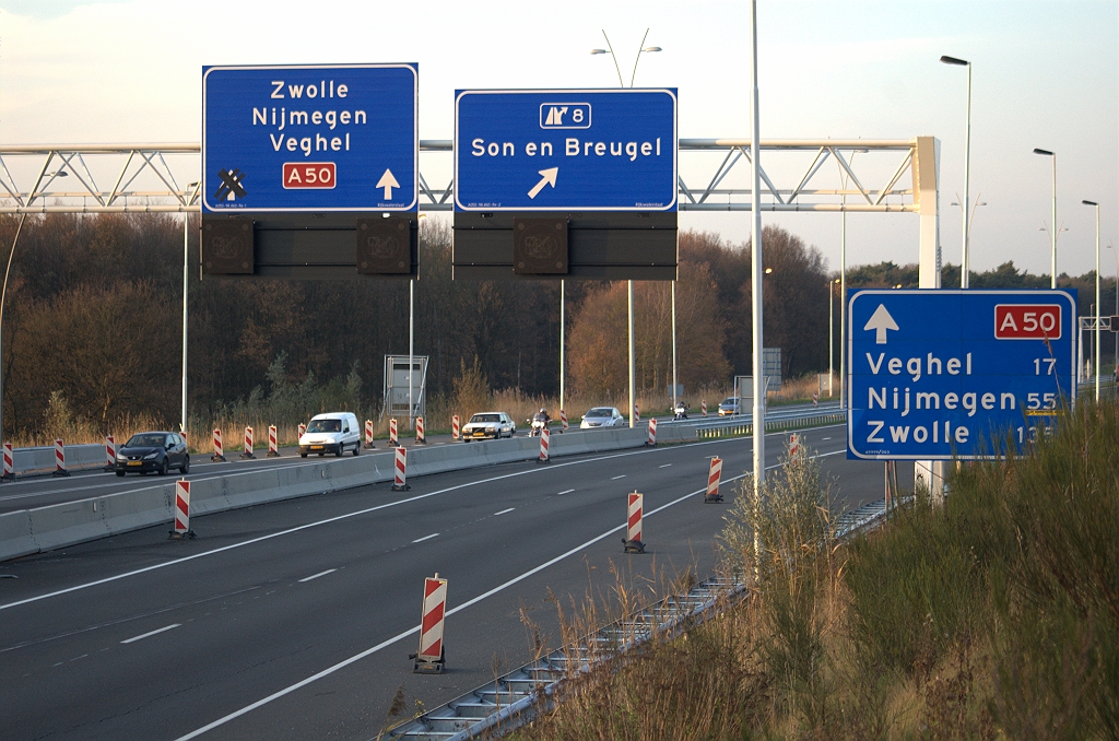 20091121-170450.bmp - De reden voor portaalborden op de verder portaal-loze A50 Eindhoven-Oss is misschien de noodzakelijke geachte signalering. Onduidelijk waarom de linker pijl is afgetaped, het kan wat te maken hebben met de faseringssituatie. Weer een geval waarbij de drive-by fotograaf een duidelijker beeld kan verschaffen.