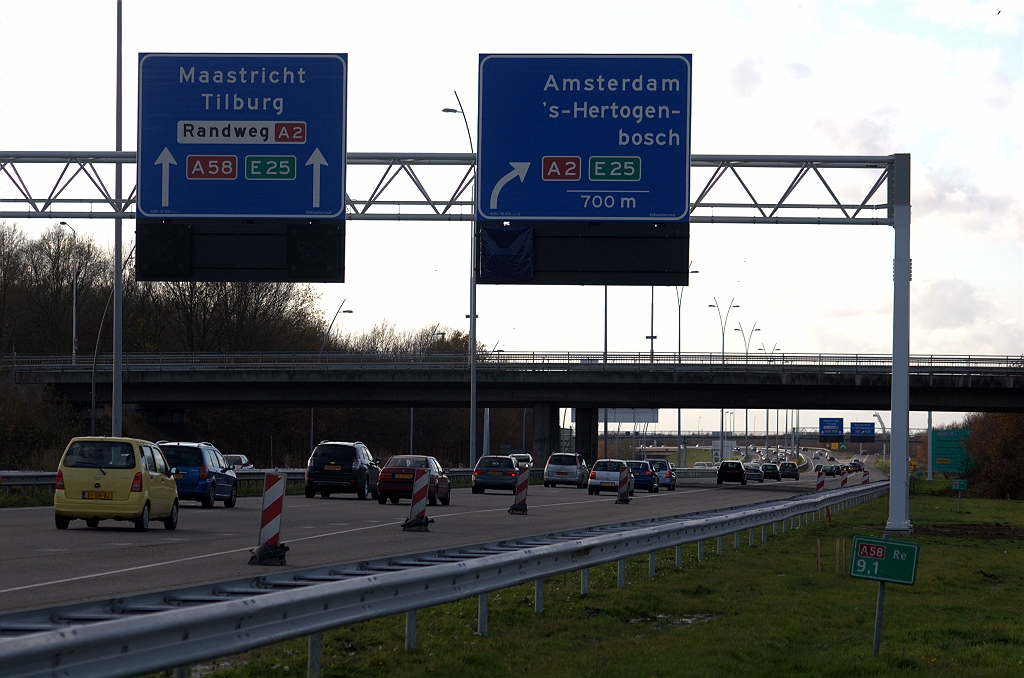 20091122-151322.bmp - Wellicht was ook hier het aanbrengen van signalering de aanleiding om het knooppunt Ekkersweijer te bewegwijzeren met portaalborden. Voorheen stonden er enkel bermborden.