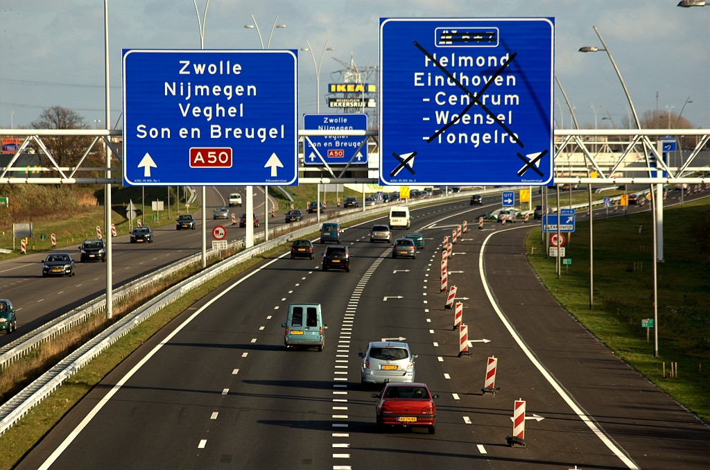 20091122-151840.bmp - Alle genoemde gebreken bij het vorige bord zijn verdwenen in de beslisborden. Ervoor in de plaats is een groot gebrek voor de bermtoerist gekomen. Een verruineerd uitzicht op de aansluiting.  week 200913 