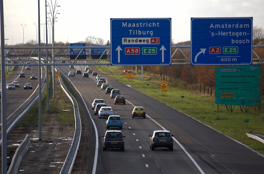 20091122-152227.bmp - De uitvoeger naar de A2 is aangegeven als afvallende rijstrook, in overeenstemming met de situatie met de doorlopende weefstrook vanaf de aansluiting Ekkersrijt die nog moet worden ingetekend op de verbrede rijbaan.  week 200804 