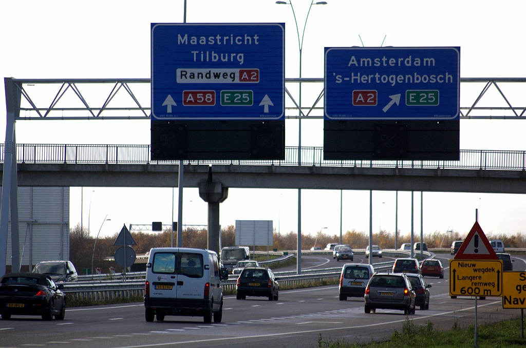 20091122-153012.bmp - En als laatse in de reeks de beslisborden. Verwarrende wegnummerschildjes trouwens op het linkerbord. De E25 lijkt bij de A58 te horen.